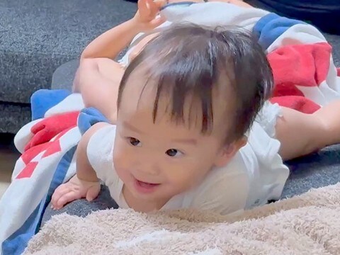 赤ちゃんが『犬から遊びの誘いを受けた』結果→ソファから降りて…『尊すぎる光景』に心が浄化されると3万いいね「素晴らしい」「最高の家族」