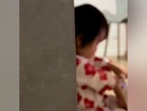 赤ちゃんと犬が『悪さをしているな』と思ったら、密会していて…怒るに怒れない『まさかの光景』が53万再生「食べないの偉すぎるｗ」「可愛い」