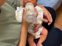 赤ちゃんにミルクをあげる時間、いつも大型犬が隣にやってきて…まさかの『順番待ちをする光景』に悶絶「可愛い」「一緒に居たいのでしょうね」