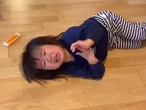 ギャン泣きしている小さな女の子を見た犬…泣きやんでほしくて見せた『健気すぎる行動』が47万再生「最高に優しい」「涙が…」と感動の声続々