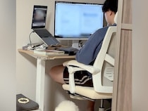 仕事中のパパに遊んでほしい犬→気づいてもらえなくて…椅子の下でしていた『まさかの反応』に27万いいね「切なさと尊さが…」「可愛すぎる」