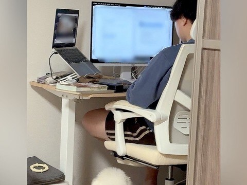 仕事中のパパに遊んでほしい犬→気づいてもらえなくて…椅子の下でしていた『まさかの反応』に27万いいね「切なさと尊さが…」「可愛すぎる」