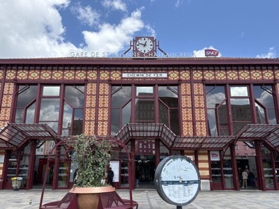 可愛らしい外観のサンテティエンヌの駅舎