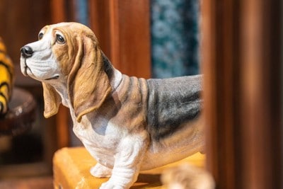横向きの犬の置物