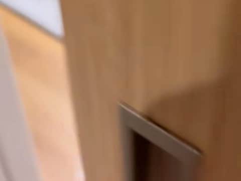 お風呂上がりにリビングに戻ったら、犬が待っていて…中に人間が入っているような『体勢』が88万再生「手の位置ｗ」「小さなおじさんで草」