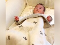 赤ちゃんに掛けたブランケットをめくると…？思わずニヤける『まさかの光景』に反響「くっつき見守り隊長」「天然湯たんぽ」「羨ましい」の声