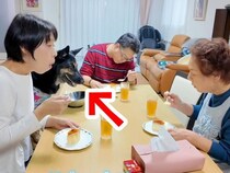 おばあちゃんの家にきた大型犬→みんなでおやつを食べて会話していたら…食卓で見せた『可愛すぎる行動』が8万再生「心が温かくなった」と反響