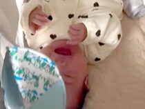 ベビーベッドで号泣する赤ちゃん→犬がおもちゃをくわえて…あまりにも尊い『一生懸命あやす光景』に感動「癒された…」「ありがたい存在」