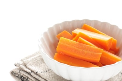 白い器にニンジン