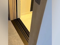 エレベーターに乗って犬のもとへ行ったら、ドアが開いた瞬間…愛おしすぎる『熱烈大歓迎』に反響「一途な愛に泣けた」「羨ましい…」と７万再生