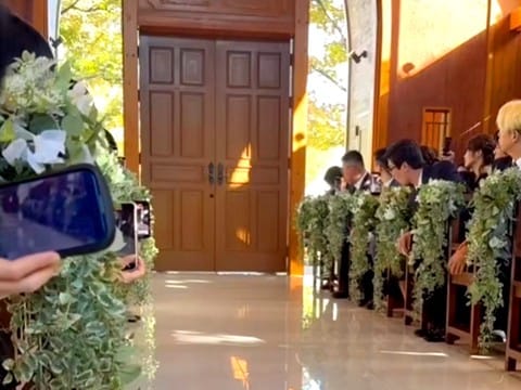 犬に結婚式で『リングドッグ』を担当してもらった結果→ドアを開けた瞬間…微笑ましいハプニングが25万再生「可愛すぎて笑う」「めっちゃ笑顔」