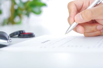 書類を記入する手元