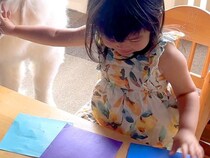 折り紙であそぶ3歳の女の子→超大型犬がイタズラしようとしたら…手慣れ過ぎている『衝撃の対処法』に5万いいね「ノールックで草」「笑った」