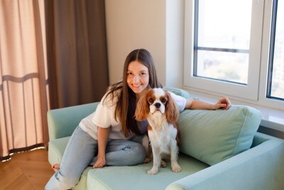 ソファーに座る女性と犬