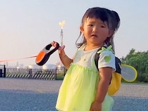 2歳の女の子が『犬の散歩』に挑戦→前に進もうと思ったら…辛辣すぎる『容赦ない行動』が14万表示「頑固で草」「引っ張りっこ可愛すぎｗ」