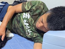 おっさんの飲み会に大型犬を呼んだ結果→寝落ち後、起きた瞬間…目に飛び込んできた『まさかの光景』に19万いいね「幸せそう」「参加したい」