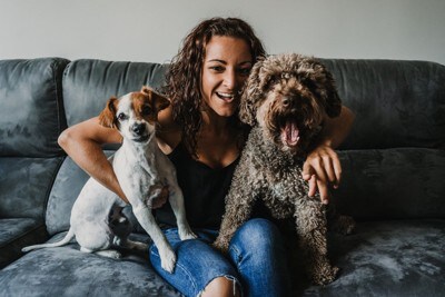 2頭の犬と飼い主の穏やかな関係