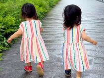 小さな女の子２人と犬を連れてお散歩→『犬が見当たらないな』と思ったら…想定外な『まさかの光景』に爆笑「可愛すぎ」「見守ってるんだよねｗ」