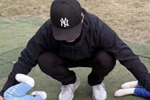 2匹のハスキー犬をドッグランへ→『駆け回って遊ぶかな』と思ったら…想定外の光景に1万いいね「休憩所になってて草」「可愛すぎるｗ」と絶賛