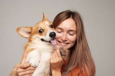 犬を抱きしめる女性