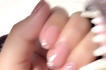 『ネイル変えました』爪を撮っていたら、ハスキー犬が乱入してしまい…衝撃的な光景が19万いいねの反響「右側にしか目いかんｗ」「キレイな歯」