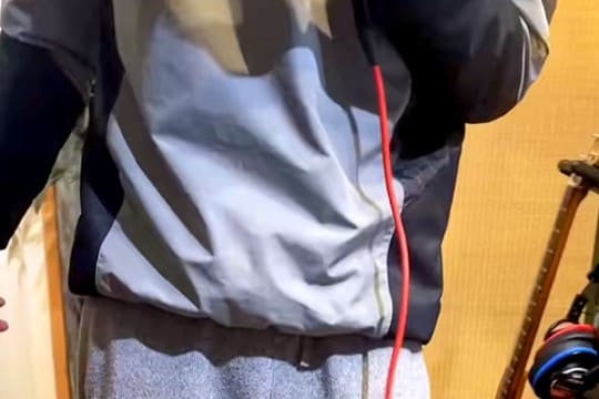 自宅でカラオケをする男性→大熱唱する横で、犬が…思わず笑ってしまう『表情』と温度差が35万再生「ドン引きしてて草」「素直で可愛いww」