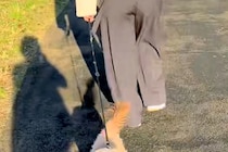 ママが大好きすぎる犬→お姉ちゃんが代わりにお散歩した結果…『散歩どころじゃない様子』が話題に「分かりやすい優先順位」「可愛すぎるｗ」