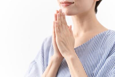 感謝の気持ちを伝える女性