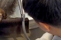 『旦那と犬が静かだな』と思って見に行くと、お風呂場にいて…家族愛を感じる『素敵な光景』が274万再生「可愛すぎてニヤニヤ」「顔が最高」