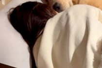 深夜1時に帰宅した男性→寝床を見てみると、彼女が『浮気』をしていて…あざとすぎる『まさかの光景』が142万再生「目がｗ」「勝ち誇ってる」