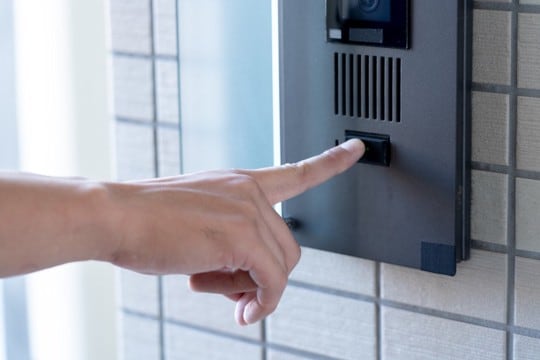 犬が『インターホンに吠える』4つの理由　音に反応してしまう心理や対策まで解説