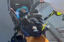 ベビーカーに赤ちゃんと犬を乗せて散歩しようとしたら…思っているのと違う『まさかの光景』に反響「乗りたいのか押したいのかｗ」「お手伝い」