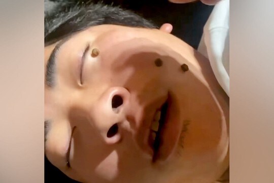 酔っ払って爆睡する男性→いびきがうるさすぎるので『犬のおやつを顔面に置いた』結果…面白すぎる展開が64万再生「幸せ過ぎる」「羨ましいｗ」