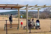 ドッグランで遊んでいた大型犬→知らない人のところで…ツッコミどころが多い光景に2万9000いいね集まる「才能あるｗ」「挟まれてて可愛い」