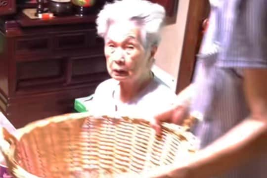 103歳のおばあちゃん→愛犬が亡くなり泣いていたので、子犬をお迎えした結果…涙腺崩壊する光景が1100万再生「本当に嬉しそう」「素敵…」