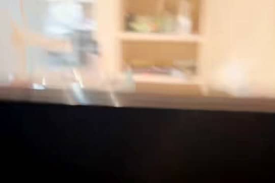 『じゃあね』と外出した犬の飼い主→こっそり窓から覗いてみたら…『衝撃的な光景』が46万再生「AIかと思ったww」「犬なの忘れてて草」