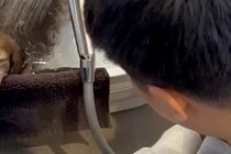 『旦那と犬が静かだな』と思って見に行くと、お風呂場にいて…家族愛を感じる『素敵な光景』が274万再生「可愛すぎてニヤニヤ」「顔が最高」