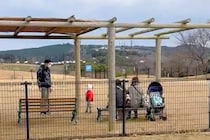 ドッグランで遊んでいた大型犬→知らない人のところで…ツッコミどころが多い光景に2万9000いいね集まる「才能あるｗ」「挟まれてて可愛い」