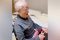 愛犬を亡くし『認知症気味になったおじいちゃん』→サプライズで贈り物を渡すと…涙が止まらない光景が190万再生「愛してたんだ…」「泣いた」