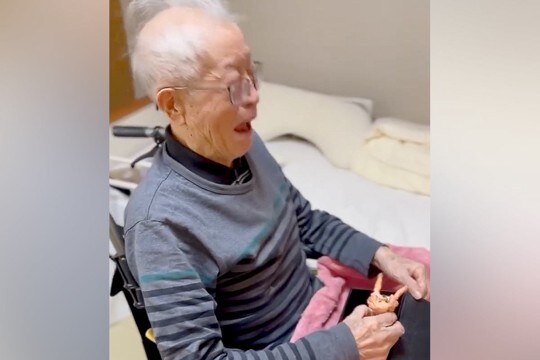 愛犬を亡くし『認知症気味になったおじいちゃん』→サプライズで贈り物を渡すと…涙が止まらない光景が190万再生「愛してたんだ…」「泣いた」