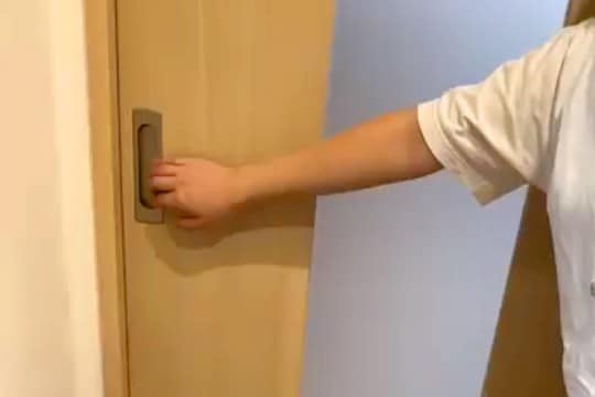 『４時間のお留守番』をした犬→帰宅後、ドアを開けてみると…尊すぎる『おかえりなさいの光景』に絶賛の声「感動した」「飛行機耳カワイイ」