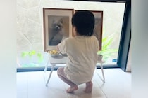 亡くなった愛犬の命日、遺影の前にお供え物をしたら…2歳の男の子がみせた『優しい行動』が尊すぎる　胸がじんわり温かくなる光景に反響
