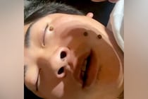 酔っ払って爆睡する男性→いびきがうるさすぎるので『犬のおやつを顔面に置いた』結果…面白すぎる展開が64万再生「幸せ過ぎる」「羨ましいｗ」