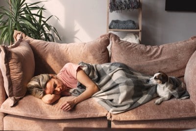 体調悪そうな女性を心配する犬