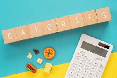 CALORIESと書かれた積み木と計算機