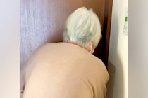 おばあちゃんに内緒で『子犬』をお迎え→扉を開けた瞬間に…『初めての出会い』が泣けてくると反響「動物は偉大」「素敵すぎ」「みんな幸せに」