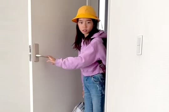 2人の娘に内緒で『子犬を迎えた』結果→小学校から帰ってきた瞬間に…思わずもらい泣きする光景が26万再生「ほんと素敵な家族」「涙が出た…」