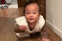 ハイハイをする赤ちゃんに『おいでおいで』と声をかけた結果→「通りすぎてったｗ」「いいコンビ」思ってたのと違う『まさかの光景』に爆笑の声