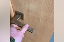 2匹の大型犬を散歩に連れていこうと、部屋のドアを開けたら…あからさまに『行く気がなさすぎる光景』に爆笑「寝相がｗｗｗ」「最高に可愛い」