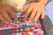 ニンテンドースイッチで『太鼓の達人』をしていたら、犬が甘えてきて…絶対にくつろげていない光景が89万再生「平和な世界」「私なら絶対酔う」